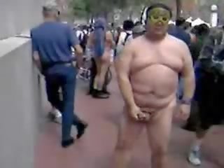 Χοντρός/ή ασιάτης/ισσα άνθρωπος τραβώντας μαλακία επί ο δρόμος βίντεο