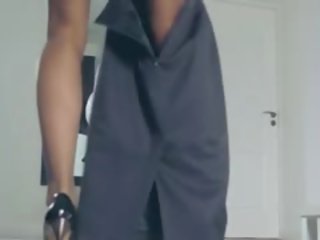 Seksi siswi menanggalkan pakaian diri di celana
