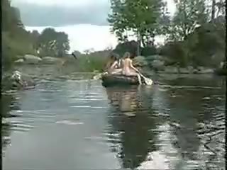 Tri vroče dekleta goli dekleta v na džungla na čoln za tič hunt