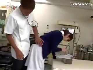 看護師 受け 彼女の プッシー こすり バイ 医師 と 2 看護師 アット ザ· surgery