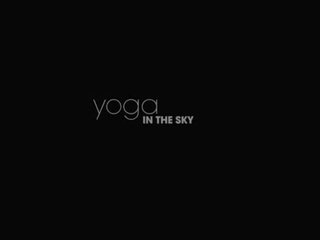 Elegant seni yoga dalam yang langit