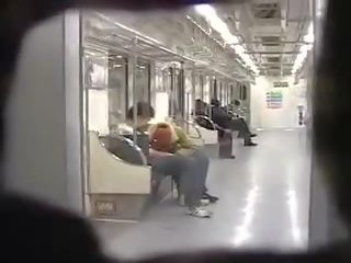 Jap çift publike goditje në treni