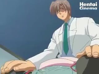 Hentai doktor tar hans stor penis ut av hans bukser og