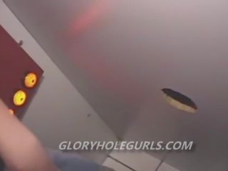 Φρέσκο έφηβος/η εργοστάσιο ο gloryhole και αυτή είναι ερεθισμένος να πιπιλίζουν αγνώστους στρόφιγγες