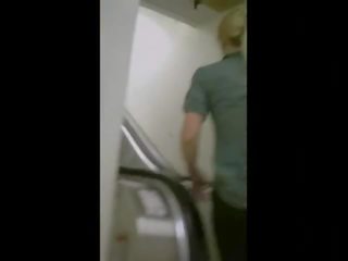 Seksi anne üzerinde bir escalator içinde yoga pantolon