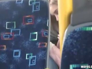 Kerel films een koppel hebben seks in de bus