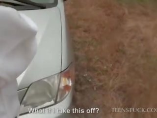 Sexy nuse qirje një i huaj në e tij makinë