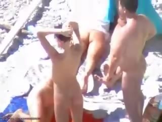 Zonnebaden strand sletten hebben sommige tiener groep seks plezier
