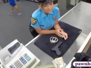 Rondborstig politie officier geneukt door pawn man naar verdienen extra geld