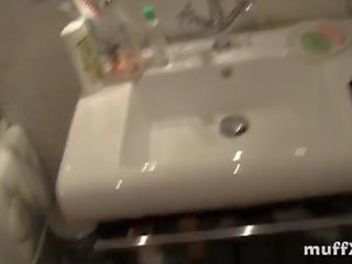 Amatőr barna picsa ad saját tulajdonú gépjármű leszopás -ban fürdőszoba