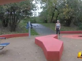 Jump a running nahý v veřejné park podle katerina-hartlova
