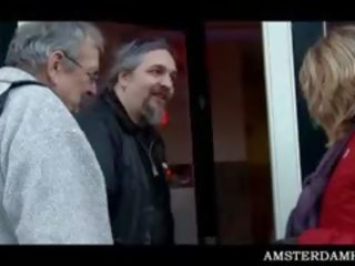 Amsterdam madura zorra follando chicos y mujer en grupo sexo