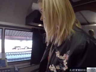 Catarina merr të saj adoleshent ruse pidh plowed në një speeding treni