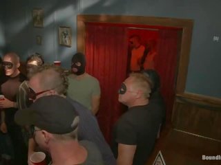 Captured simpatik është të qenë i përdorur në një bar i plotë i i eksituar i maskuar burra