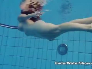 Vörös hajú szivi úszás meztelen -ban a medence