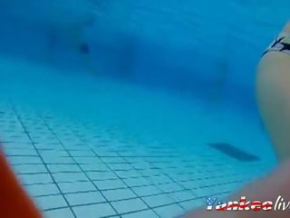 Girsl onderwater bij zwembad