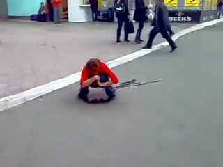 Opilý ruský dáma močení v ulice
