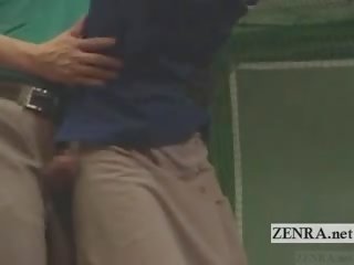 Subtitled japanska golf gunga erektion demonstration