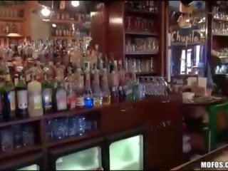 Barmaid agrees upang makuha fucked sa kanya bar