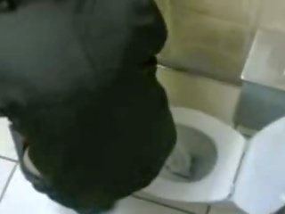 Магарета в тоалетна