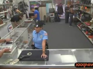 Ms politie officier geneukt door pawnkeeper bij de pawnshop