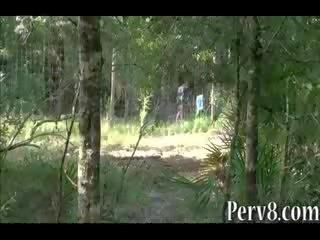 Pistolet shooting amatorskie dziewczyna pieprzony na zewnątrz doors w the woods
