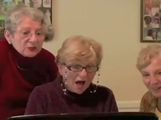 3 babičky react na velký černý kohout porno video