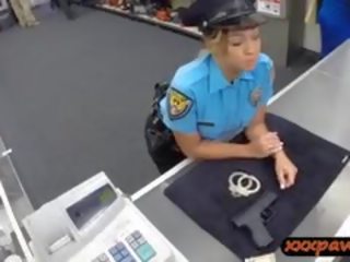 Ms politie officier krijgt haar poesje geneukt door pawnkeeper