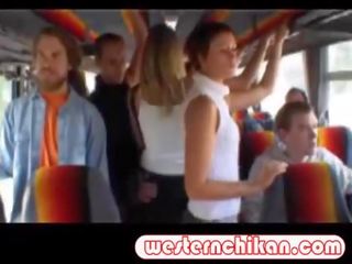 Jeanne copine peloté sur la autobus &excl;