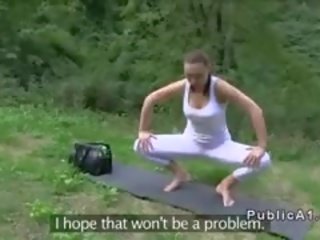 Mieze gefickt im yoga hose draußen