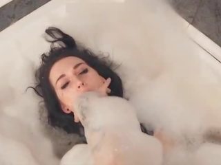 Sexy meisje keel kokhalzen vomit puke kotsen en vomiting