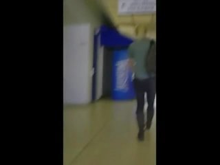 Seksi rit na an escalator v joga hlače