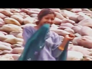 Indijke ženske kopanje pri river goli skrite kamera vide