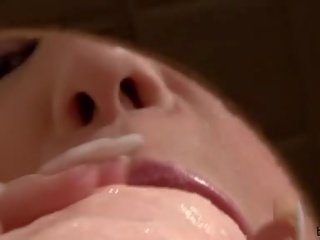 Szövetséges stílus maszturbál egy gumi schlong mint műfasz