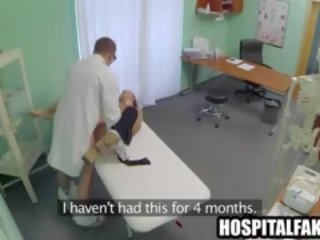 Брюнетка пацієнт отримувати трахкав жорсткий по її лікар