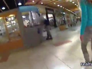 Attraente ceco giovanissima prende preso in giro in il mall e scopata in pov