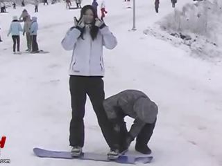 Azijke par noro snowboarding in spolne pustolovščine video