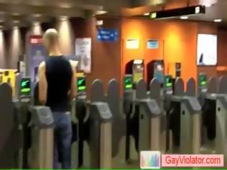 Budak lelaki mendapat terbentur dalam subway oleh gayviolator