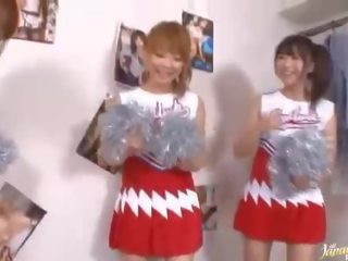 Trzy duży cycki japońskie cheerleaders dzielenie się kutas