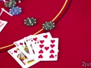 Pervs wins en brunette hotties fitte i poker match