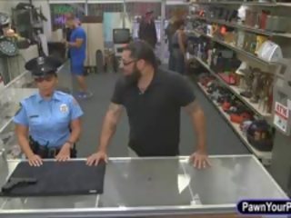 Rondborstig politie officier pawned haar twat in plaats daarvan van haar weapon